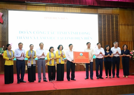 Đoàn lãnh đạo tỉnh Vĩnh Long đã trao bảng tượng trưng tặng 1 tỷ đồng cho tỉnh Điện Biên thực hiện đề án hỗ trợ nhà cho gia đình chính sách, hộ nghèo và cận nghèo trên địa bàn.