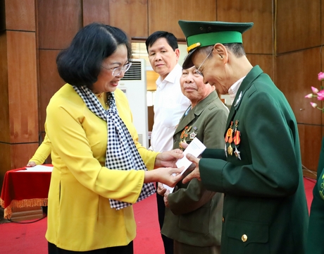 Nguyên Phó Chủ tịch nước- Đặng Thị Ngọc Thịnh tham gia về nguồn và trao quà cho gia đình chính sách.