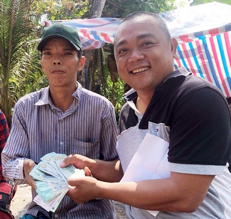 Anh Nguyễn Nhựt Bình đại diện nhà tài trợ đến trao tiền hỗ trợ anh Mai Hữu Toàn bị cháy nhà, với số tiền 20,4 triệu đồng.