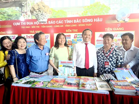 Phó Thủ tướng Chính phủ Trần Lưu Quang (thứ 3 từ phải qua) đến thắm gian trưng bày Báo Vĩnh Long trong khu Cụm thi đua Hội báo các tỉnh Bắc sông Hậu.