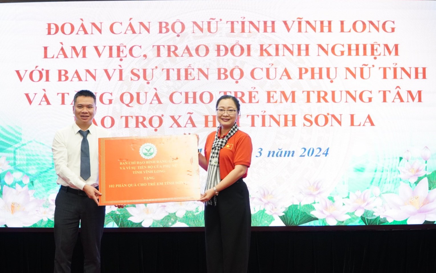 Tỉnh Vĩnh Long trao tặng 100 suất quà cho trẻ em tỉnh Sơn La.