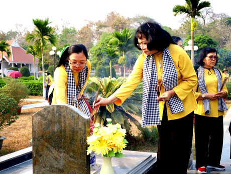 Đoàn đại biểu cán bộ nữ tỉnh Vĩnh Long đã dâng hoa, thắp hương tri ân các anh hùng liệt sĩ tại Đền thờ liệt sĩ và viếng nghĩa trang A1.