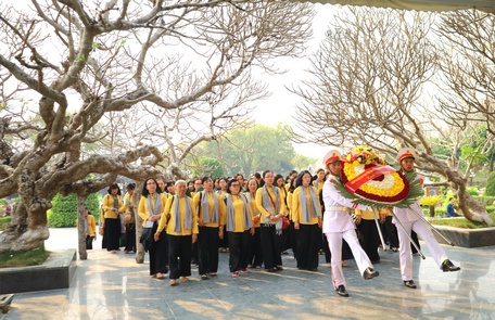 Đoàn Đại biểu cán bộ nữ tỉnh Vĩnh Long đã dâng hoa, thắp hương tri ân các anh hùng liệt sĩ tại Đền thờ liệt sĩ và viếng Nghĩa trang Liệt sĩ A1.