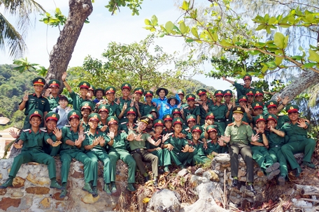 Cán bộ, đoàn viên ưu tú của tỉnh Vĩnh Long giao lưu cùng các chiến sĩ trẻ thuộc Trung đoàn 152 (xã đảo Thổ Châu, TP Phú Quốc, tỉnh Kiên Giang).