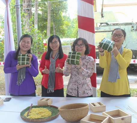 Lãnh đạo tỉnh, các đại biểu với những chiếc bánh chưng được hoàn thành trong buổi truyền dạy gói bánh chưng ngày mùng 9/3 tại Bảo tàng tỉnh.