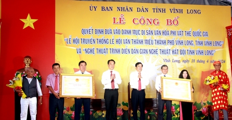 Ông Bùi Văn Nghiêm- Ủy viên BCH Trung ương Đảng, Bí thư Tỉnh ủy và ông Lữ Quang Ngời- Chủ tịch UBND tỉnh trao quyết định của Bộ VH-TT-DL công nhận 2 di tích văn hóa phi vật thể quốc gia.