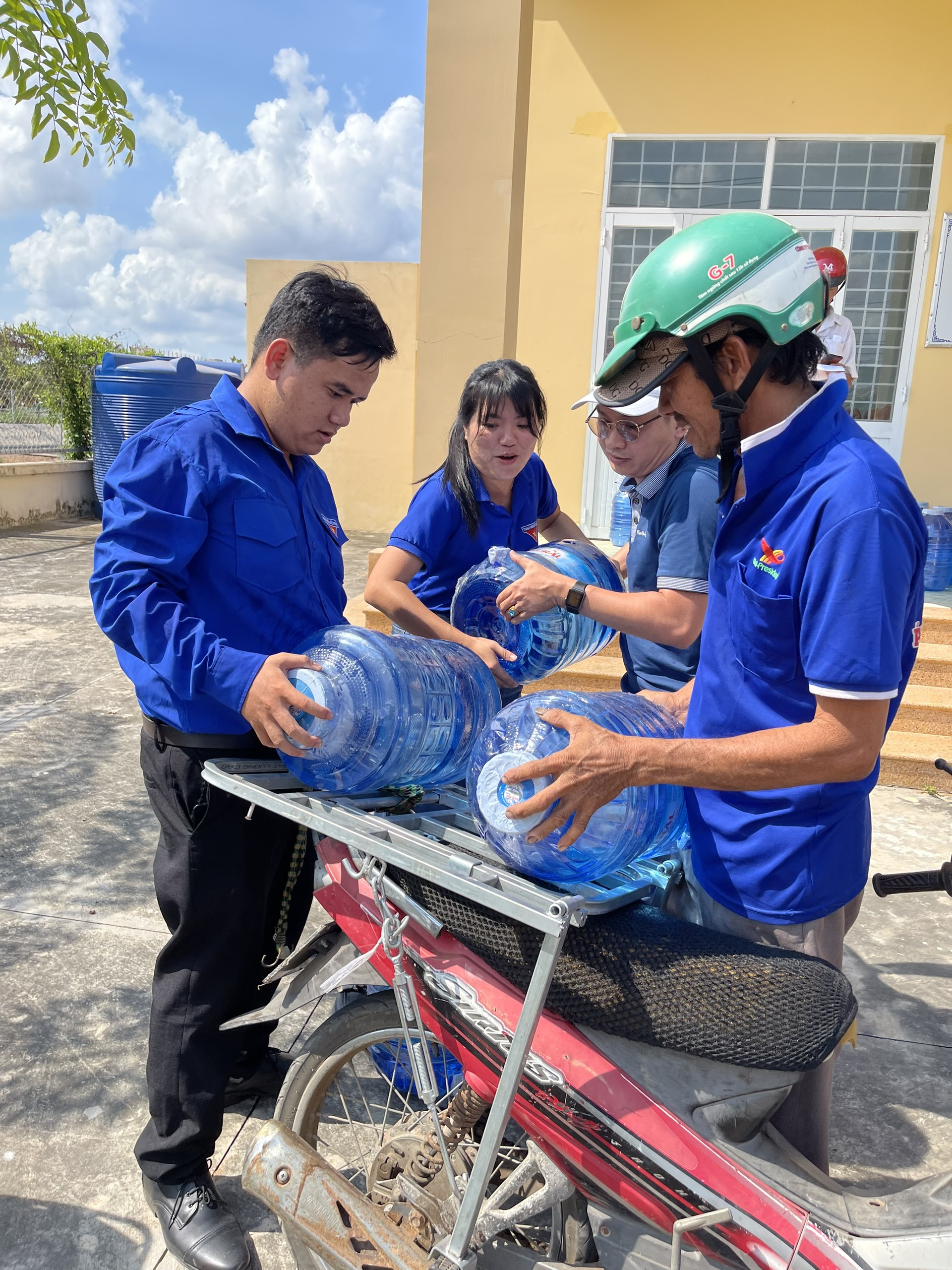 Đoàn thanh niên Phường 9 trao tặng nước ngọt đến tay các hộ dân xã Tân Thạnh.
