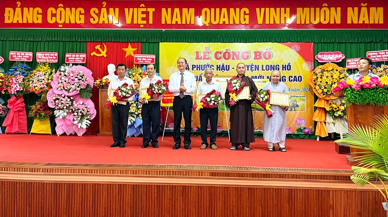 Ông Võ Trung Sơn- Phó Chủ tịch UBND huyện Long Hồ trao giấy khen cho 3 tập thể và 5 cá nhân tiêu biểu.