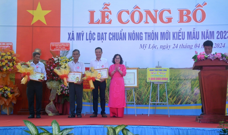 Bà Nguyễn Thị Minh Hạnh- Uỷ viên Thường vụ Tỉnh ủy, Trưởng Ban Dân vận Tỉnh ủy trao bằng khen cho 1 tập thể và 2 cá nhân xuất sắc.