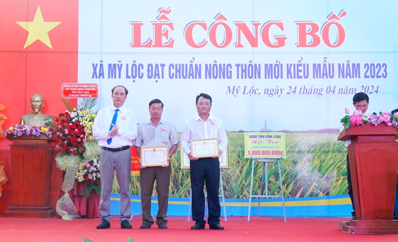 Ông Trần Xuân Thiện- Bí thư Huyện ủy Tam Bình trao giấy khen cho 2 tập thể tiêu biểu.