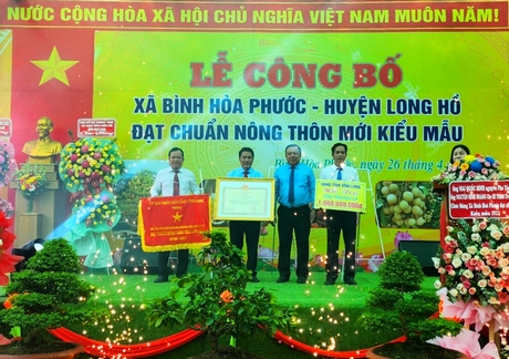 Ông Nguyễn Văn Liệt- Phó Chủ tịch UBND tỉnh trao bằng công nhận xã Bình Hoà Phước đạt chuẩn NTM kiểu mẫu, cờ thi đua cấp tỉnh và hỗ trợ công trình phúc lợi trị giá 1 tỷ đồng.
