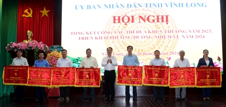  Ông Lữ Quang Ngời- Chủ tịch UBND tỉnh trao cờ thi đua cho các tập thể.