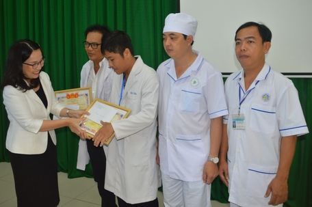 TS.BS Hồ Thị Thu Hằng- Giám đốc Sở Y tế trao quyết định cho ê kíp Khoa Sản và Khoa Gây mê hồi sức, BVĐK Vĩnh Long.