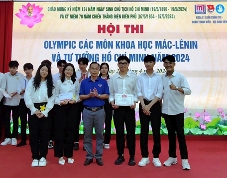 Anh Nguyễn Cao Phong- Bí thư Đoàn Trường ĐH Xây dựng Miền Tây, khen thưởng cho đội đạt giải.