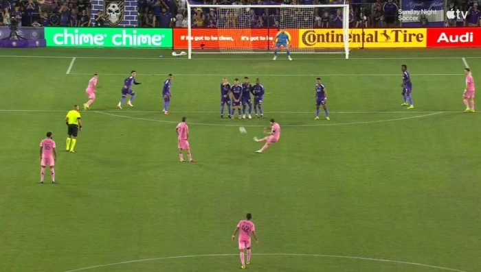 Messi ghi cú đúp siêu đẳng, chạm cột mốc mà C.Ronaldo khó đạt được