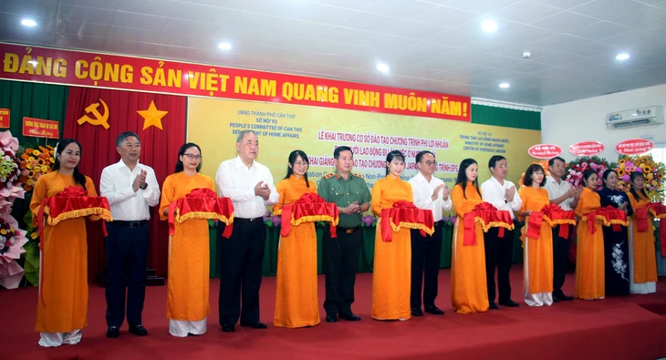 Đào tạo chương trình phi lợi nhuận cho người đi lao động nước ngoài đầu tiên ở miền Tây