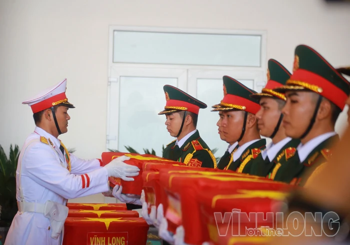 Những hình ảnh xúc động tại lễ vận chuyển, bàn giao mẫu hài cốt liệt sĩ