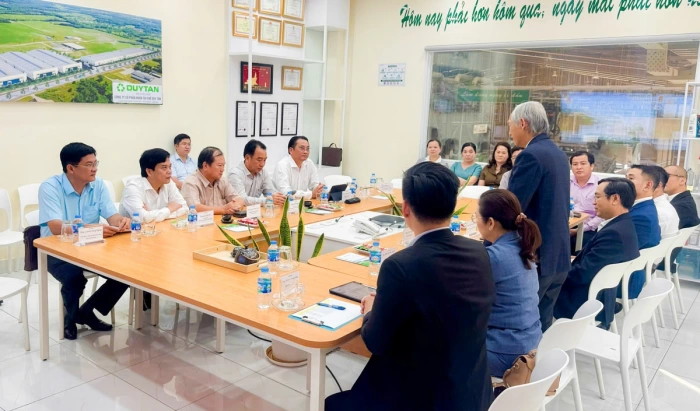 Đoàn công tác của UBND tỉnh Vĩnh Long làm việc tại Công ty Duy Tân Recycling