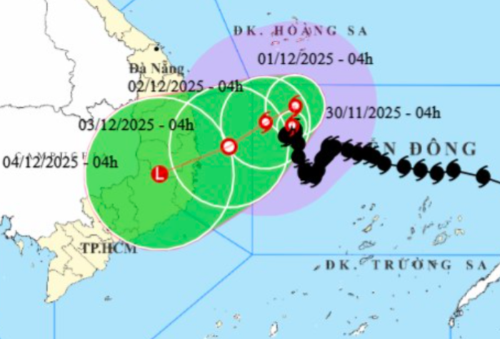Bão số 15 giật cấp 11, "đi bộ" trên Biển Đông