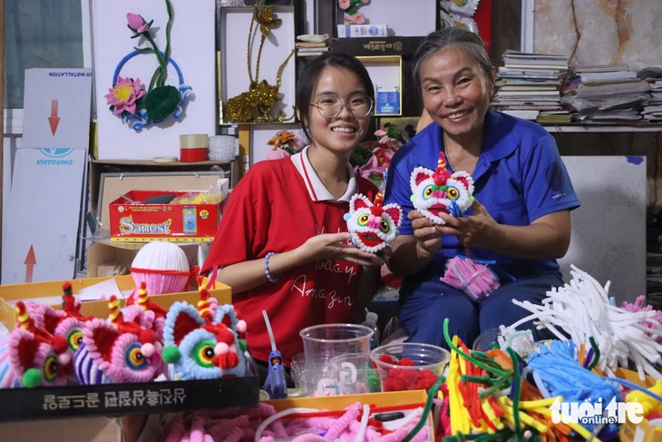 Cha khiếm thị và mẹ ung thư, nữ sinh ‘dám’ nghỉ học 2 năm kiếm tiền, đoạt nhiều giải thưởng sáng tạo