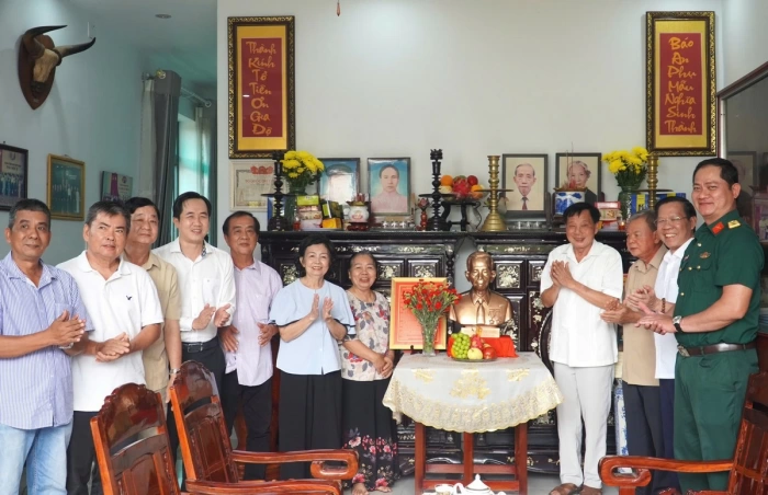 Trao tượng đồng lưu niệm cho gia đình đồng chí Nguyễn Văn Trung