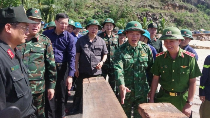 Phó Thủ tướng Trần Hồng Hà kiểm tra công tác khắc phục hậu quả sau bão số 13 tại xã Xuân Lộc