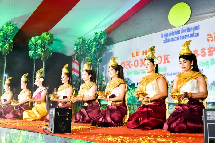 Rộn ràng đêm hội Ok Om Bok tỉnh Vĩnh Long 2025