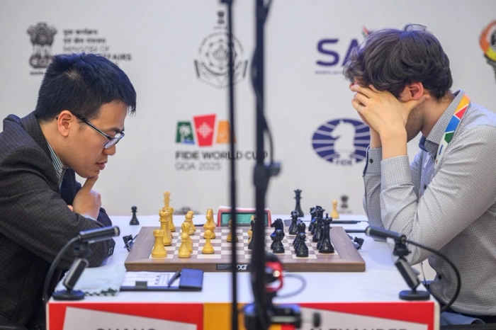 Quang Liêm thoát hiểm, giữ lại hy vọng vào tứ kết World Cup cờ vua