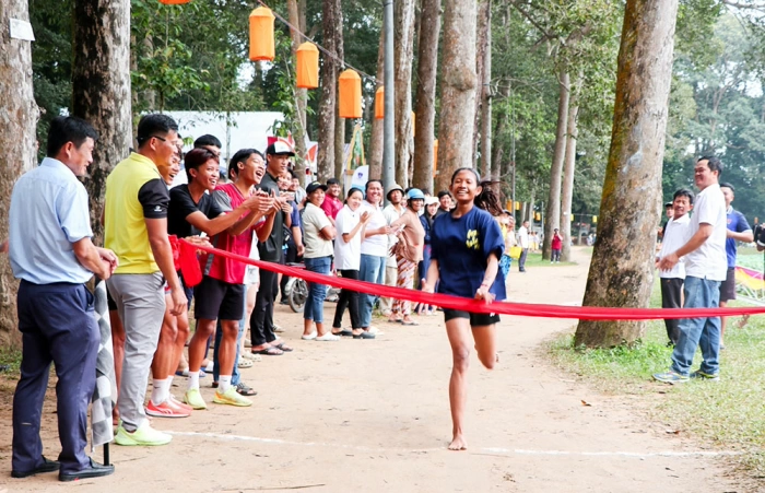 Trên 300 vận động viên tham gia thi đấu thể thao và trò chơi dân gian