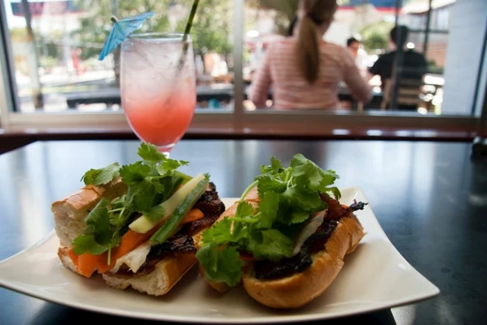 Bánh mì heo quay, bánh mì thịt nguội... vào top 50 bánh mì kẹp ngon nhất thế giới