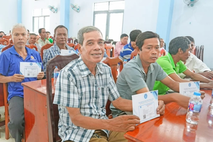 Tặng thẻ bảo hiểm y tế cho người có hoàn cảnh khó khăn