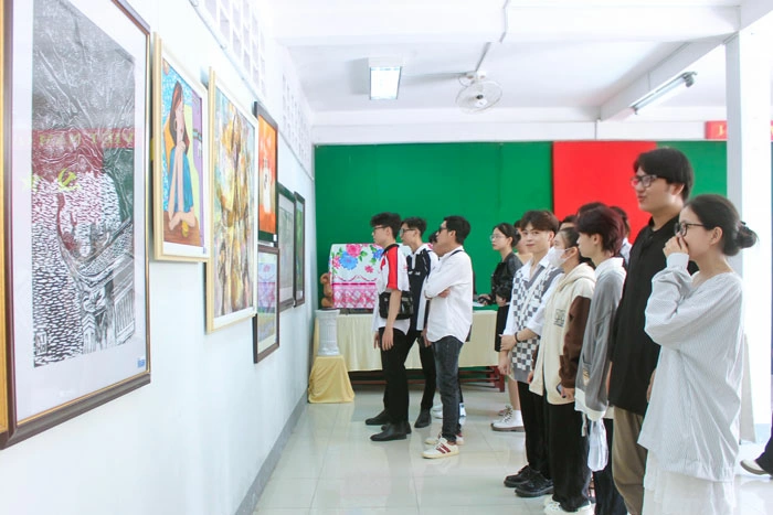 Mỹ thuật tô sáng bức tranh văn nghệ tỉnh nhà