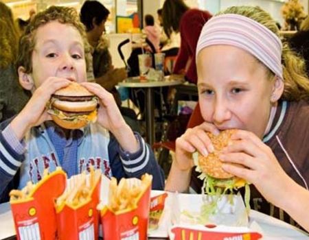 Đồ ăn nhanh có thể làm giảm kết quả học tập của trẻ