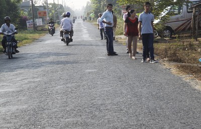 Người đi bộ cũng cứ “tự nhiên” đứng trên đường giao thông, chiếm hẳn một phần làn đường, cứ xem như chẳng có gì cản trở. Ảnh chụp trên QL54, thuộc xã Đông Thành- TX Bình Minh.
