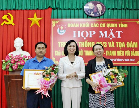 Đồng chí Nguyễn Thị Hữu Thủy- Phó Bí thư Đảng ủy KCCQ tỉnh trao bằng khen của Trung ương Đoàn cho tập thể và cá nhân.
