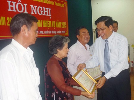 Ông Nguyễn Văn Thanh trao bằng khen của UBND tỉnh cho các tập thể, cá nhân xuất sắc.