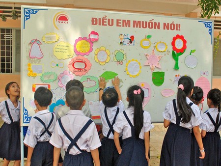 Trẻ em cần được người lớn lắng nghe và tôn trọng ý kiến. Trong ảnh: Bảng điều em muốn nói của HS Trường Tiểu học thị trấn Trà Ôn.