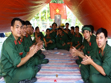 Thanh niên Diệp Cẩm Phúc (trái) hãnh diện khi trở thành bộ đội Cụ Hồ.