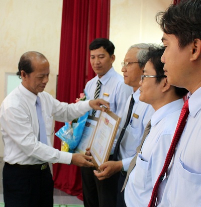Ông Trương Văn Sáu trao bằng khen của Bộ Xây dựng cho các tập thể lao động xuất sắc, năm học 2013- 2014.