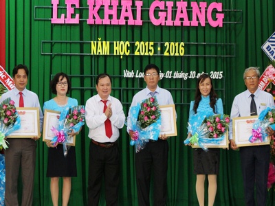  Ông Nguyễn Văn Quang trao bằng khen của Bộ Xây dựng cho các tập thể lao động xuất sắc