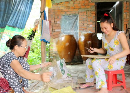 Cuối tuần, Chúc Quỳnh và bà ngoại nhận hàng về làm kiếm thêm thu nhập.