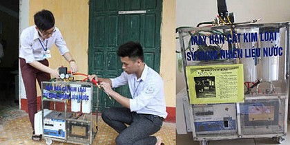 Ngô Đức Thắng và Phạm Thành Trung cùng chế tạo máy hàn cắt kim loại bằng nhiên liệu nước.Ảnh: Minh Quang