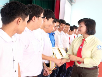 Chị Nguyễn Huỳnh Thu trao giấy khen của BTK Hội SV tỉnh Vĩnh Long cho các tập thể cá nhân tiêu biểu trong nhiệm kỳ IV.