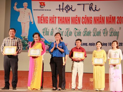 24.10- Hue- tin tieng hat thanh nien: Trao giải thưởng cho các tiết mục đạt giải