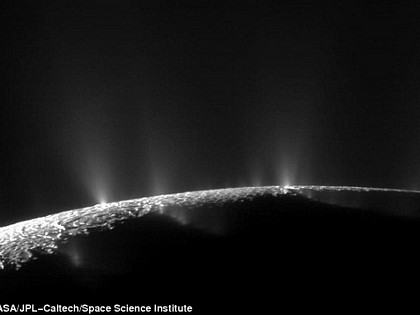 Luồng hơi nước được phun ra từ một đại dương nằm dưới bề mặt mặt trăng Enceladus của sao Thổ. (Nguồn: NASA)