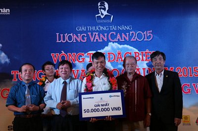 Sinh viên Nguyễn Đức Máy nhận giải nhất - Ảnh: Ngọc Hiển