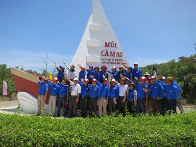 Đoàn viên thanh niên bên biểu trưng của Mũi Cà Mau và Cột mốc quốc gia.