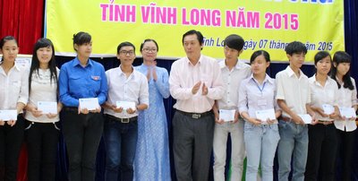 Bà Nguyễn Thị Quyên Thanh-TUV, Phó Giám đốc Sở GD- ĐT tỉnh Vĩnh Long và đại diện lãnh đạo Công ty CPTM Bia Sài Gòn Sông Tiền trao học bổng cho các em.