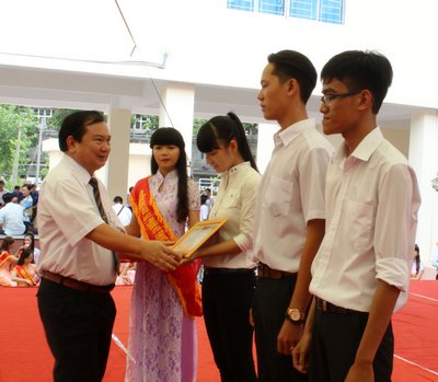 Ông Nguyễn Văn Quang trao giấy khen và phần thưởng cho sinh viên đậu thủ khoa và sinh viên được tuyển thẳng vào trường.