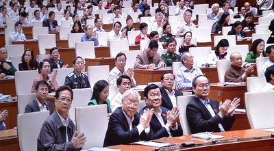 Các đại biểu Quốc hội thống nhất thông qua Nghị quyết về kế hoạch phát triển kinh tế- xã hội năm 2016.